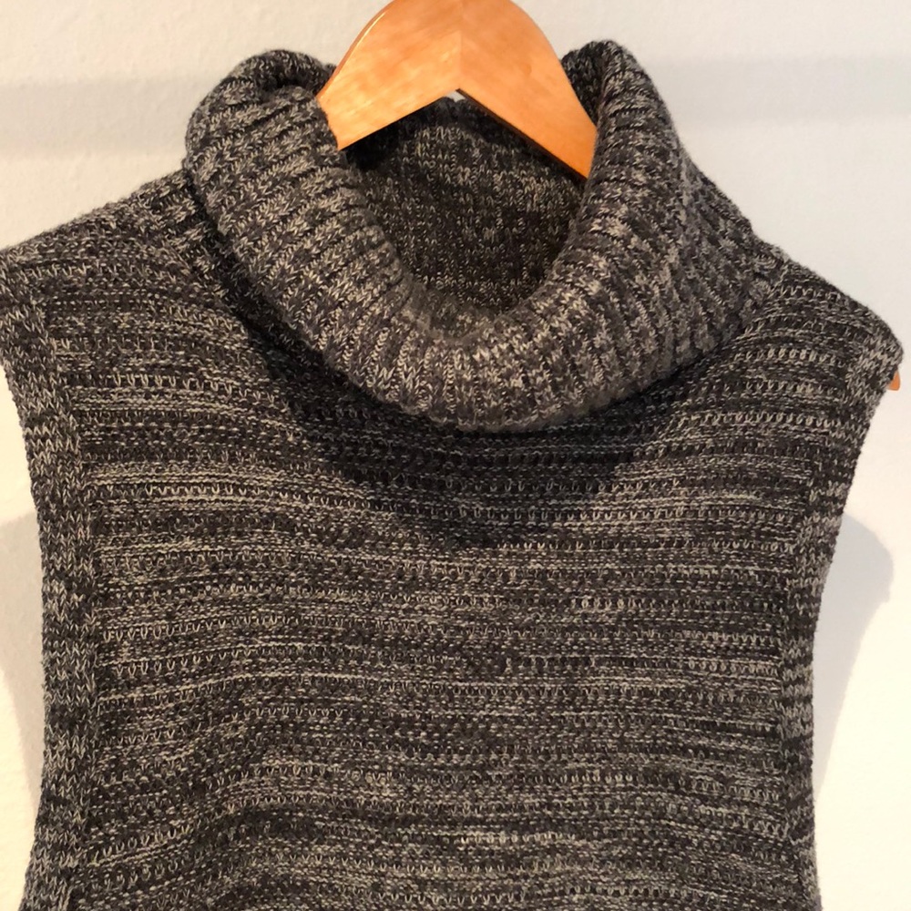 Banana Republic Sleeveless Turtleneck sweater - Picture 2 of 3